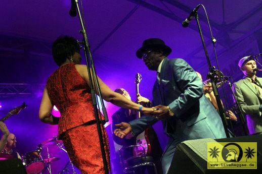 Roy Panton (Jam) and Yvonne with The Easy Snappers  18. This Is Ska Festival - Wasserburg, Rosslau 27.Juni 2014 (39).JPG